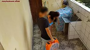 Hotwife evli kadın tesisatçıya çalışırken sik ödüyor