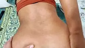 Razmičem ogromnu guzu svoje pastorčad, vidim ulaz u raširenu rupu