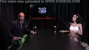 Safada mostra tatuagens nos peitos e fala de enfiar dedo no cu?