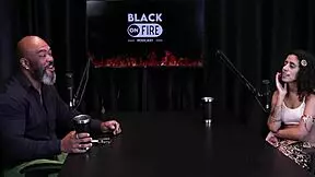 Safada mostra tatuagens nos peitos e fala de enfiar dedo no cu?