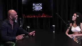 Safada mostra tatuagens nos peitos e fala de enfiar dedo no cu?