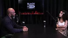 Safada mostra tatuagens nos peitos e fala de enfiar dedo no cu?