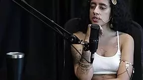 Safada mostra tatuagens nos peitos e fala de enfiar dedo no cu?