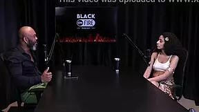 Safada mostra tatuagens nos peitos e fala de enfiar dedo no cu?