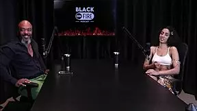 Safada mostra tatuagens nos peitos e fala de enfiar dedo no cu?