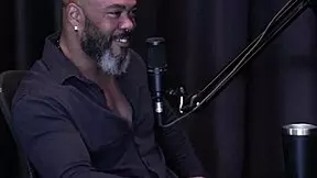 Safada mostra tatuagens nos peitos e fala de enfiar dedo no cu?