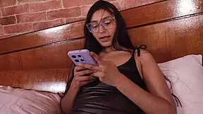 أكينا أسموس تجرب أول جماع جماعي مع خمس زبوط عملاقة