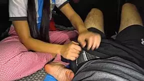 la invito a acampar y la follo sin condón debajo de su pijama