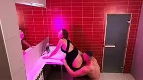 i fucked strangers in the night club toilet and came