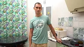 Rohatý manžel pozve kamaráda, aby uspokojil jeho nadrženou děvku ženu Katty West