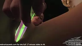 Egle geniet van vieze kut vullen en gapen tijdens castinggesprek op bank