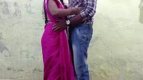 Rožnata saree bhabhi je osupljiva, danes njen indijski mladi 18+ ljubimec ne bo zadrževal.