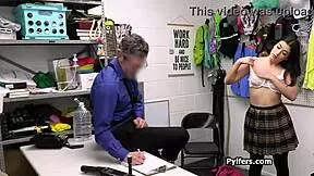 Policista trhá punčochy, aby narazil podezřelé těsnou kundičku.