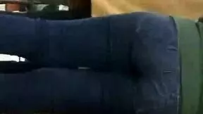 Ujel sem skrivno ritko mlade 18+ v tesnih kavbojkah, o bog, tako vroče!