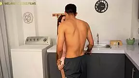 ayudando a mi hermanastra pequeña hacer tik toks - petite de coño apretado