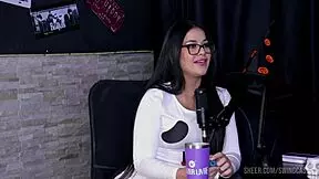 Marcely Mello swings with Tifany Rocha in public! 😍