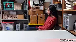 Malá poločerná teen zlodějka v obchodě chycena a čelí následkům od obchodního hlídače