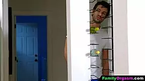 FamilyOrgasm - Tátové vyměňují nevlastní dcery pro sedačku 4some jízdu