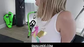 Йо, виж Малката кучка! Тийн красавицата Коко Ловлок и Брок Купър чукат сурово! 😍