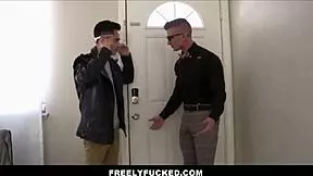 FreelyFucked - Freeuse majhna punčka pastorka, ups, pusti velikima kurcema stepbratoma Oliver Faze in Juan Loco, da jo nabita!