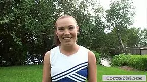 Busty cheerleader flasher udendørs med ex-kæreste og ven