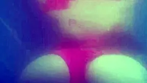 Sexo subaquático em uma piscina com uma casada liberada pelo corno