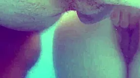 Sexo subaquático em uma piscina com uma casada liberada pelo corno