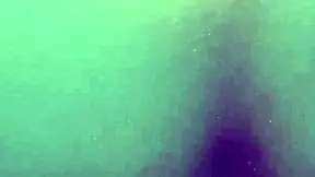 Sexo subaquático em uma piscina com uma casada liberada pelo corno