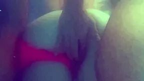 Sexo subaquático em uma piscina com uma casada liberada pelo corno