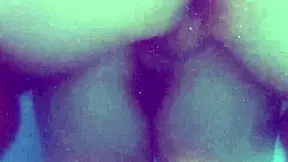 Sexo subaquático em uma piscina com uma casada liberada pelo corno