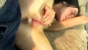 Gledaj ovu malu tinejdžerku kako ulja svoju usku guzu i štrca ludo!