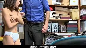 OMG, minuscola teen asiatica 18+ ladra catturata da poliziotto sporco con cazzo grosso! 😱