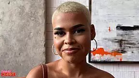 Essa gata de 20 aninhos loves sex while her corno boyfriend watches her videos.