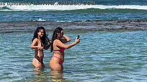 duas gostosas curtindo a praia da enseada dos corais cabo pe.