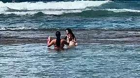 duas gostosas curtindo a praia da enseada dos corais cabo pe.