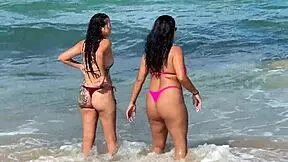 duas gostosas curtindo a praia da enseada dos corais cabo pe.