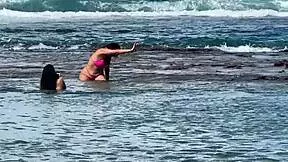 duas gostosas curtindo a praia da enseada dos corais cabo pe.