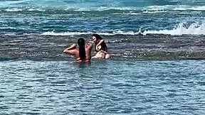 duas gostosas curtindo a praia da enseada dos corais cabo pe.