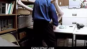 容疑者がガレージで警官の要求に協力してPOVセックス