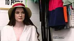 Alışveriş merkezi polisi dildo çalan seksi kızı sikiyor