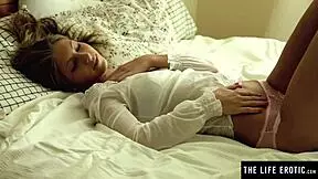 예쁜 젊은 여자 18+ 18+ 손가락으로 좁은 보지 엉덩이 열심히 쑤시다 오르가즘 씬