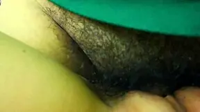 Тайландска милф, можеш ли да се справиш с нейния див душ догистайл?