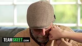 סבא חורג הורס לי את הכוס עם עזרה ממשאבת זין