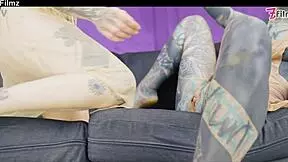 शाई गोथ पंक ऐनल ट्राई करती है