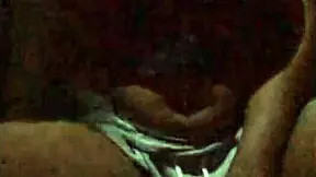 Sosednja črna milf draži v kratkih hlačah. Pokazuje ogromne joške za hiter predogled.