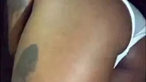 Sosednja črna milf draži v kratkih hlačah. Pokazuje ogromne joške za hiter predogled.