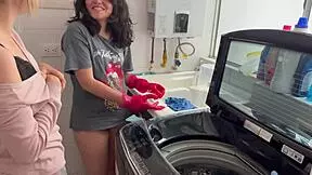 İki Latina genç 18+ gizlice sessiz tribbing ve ıslak öpüşmeler paylaşıyor.