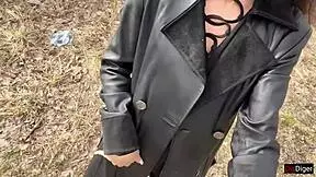 Lány kap arcra cumwalkot a parkban bőrcsizmában, megdöbbentve mindenkit