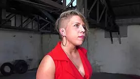 Французская молодая 18+ дает глубокий минет в диком POV