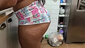 filmei a sobrinha lavando louça novinha lavando louça com roupa sexy